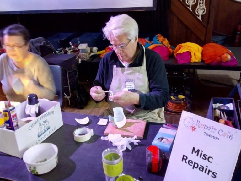 6015 Tiverton Repair Cafe 200817 5 pottery repair 768x576